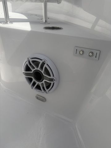 2026 Sportsman Open 302 Center Console - 21