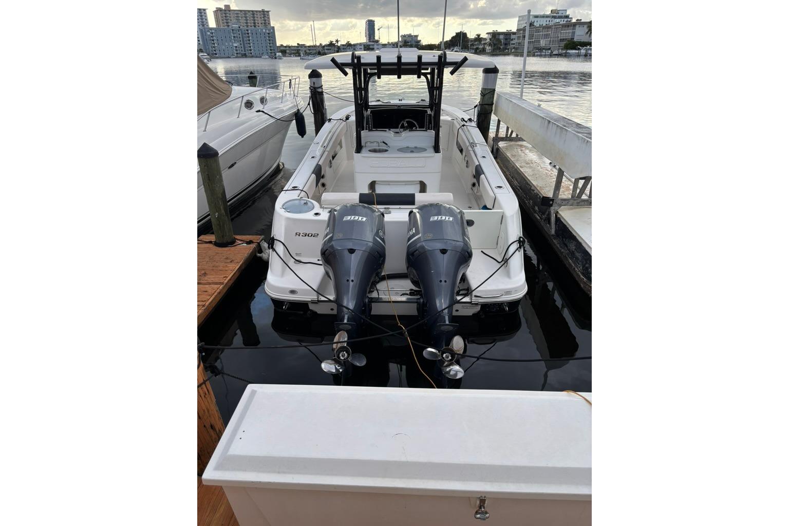 2017 Robalo R302 Center Console