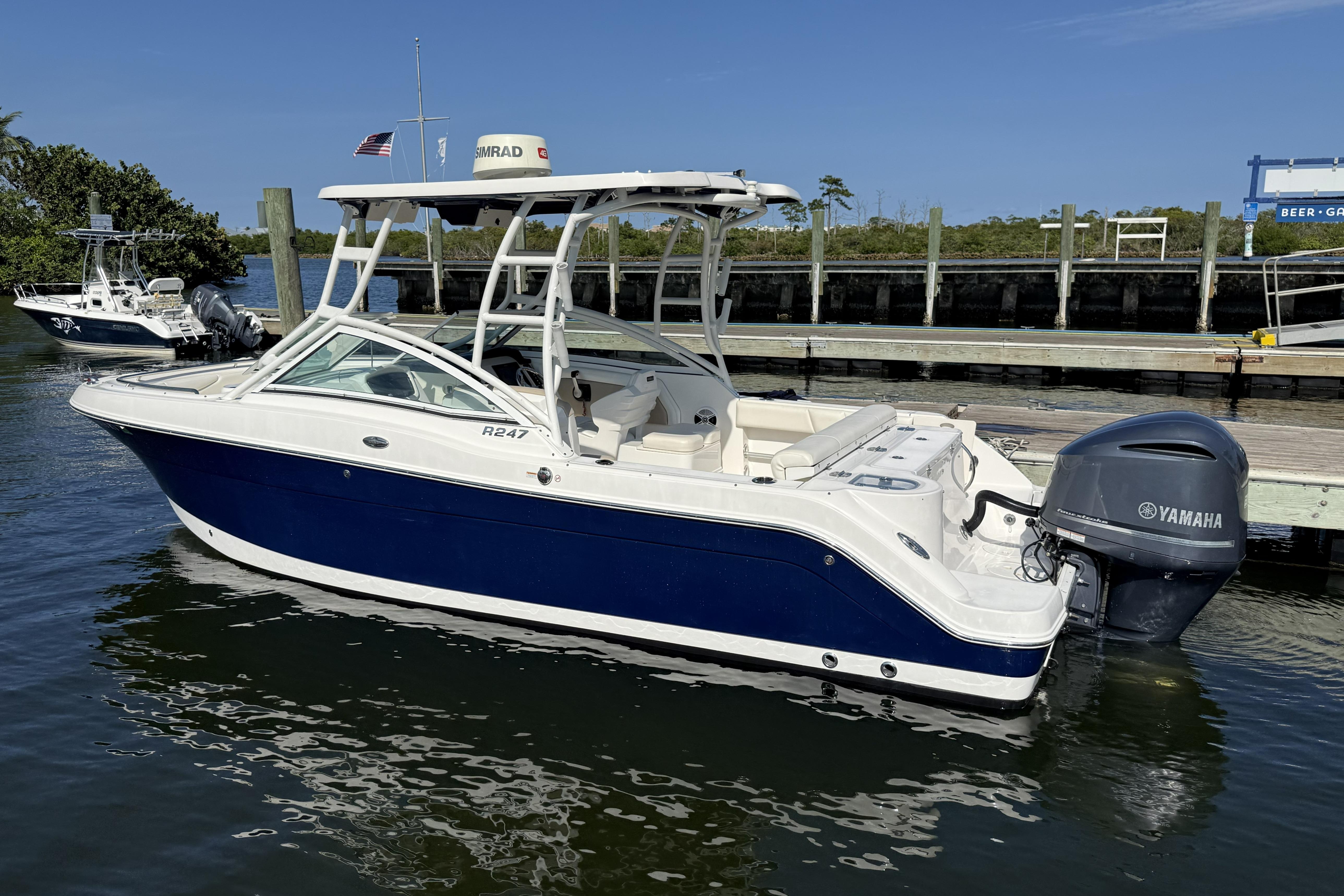 2018 Robalo R247 Dual Console