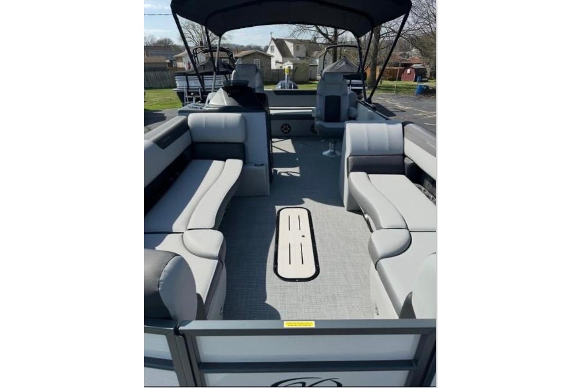2025 Veranda Relax VR25VLC pontoon boat with spacious seating and canopy.