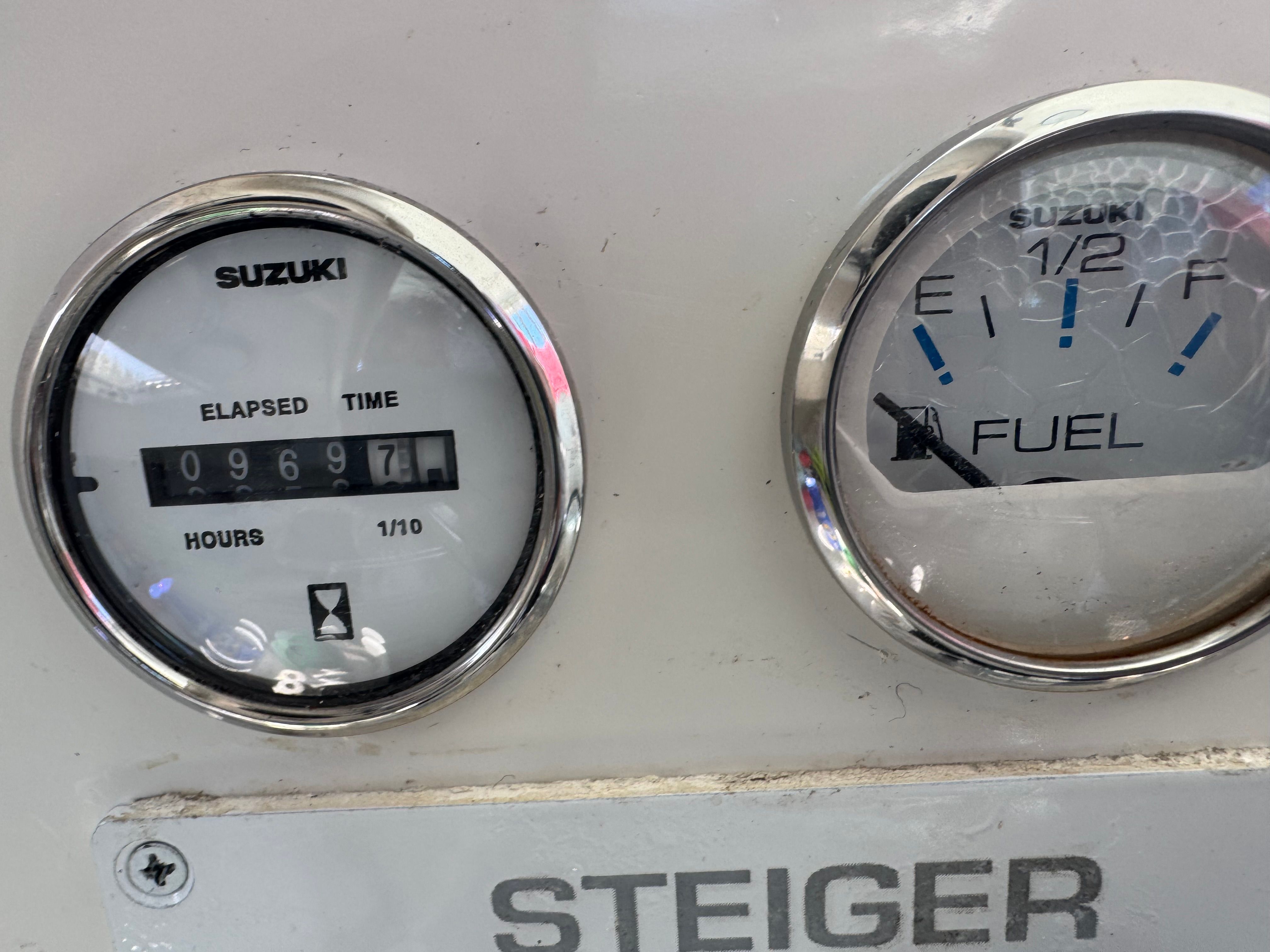 Steiger Craft 25 Miami 2009 dashboard with Suzuki hour and fuel gauges.