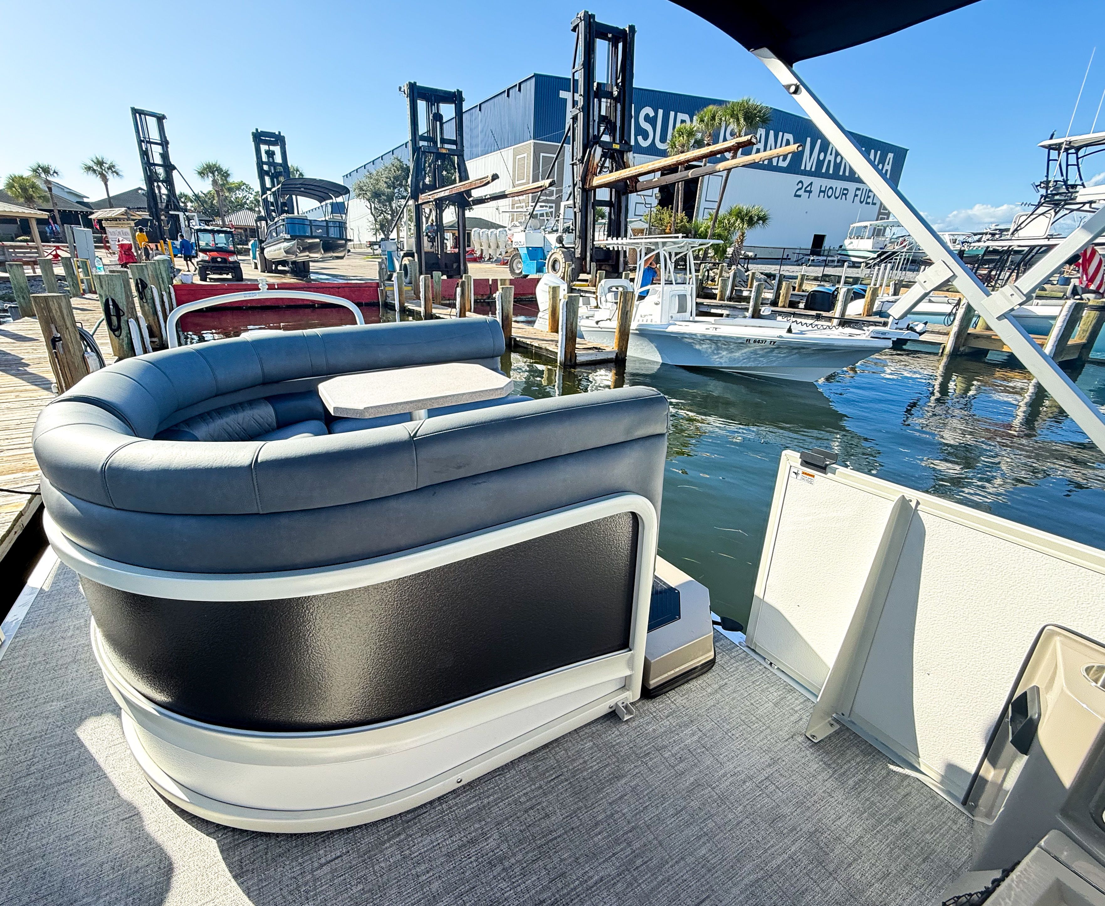 2025 PREMIER 270 INTRIGUE - Image 9
