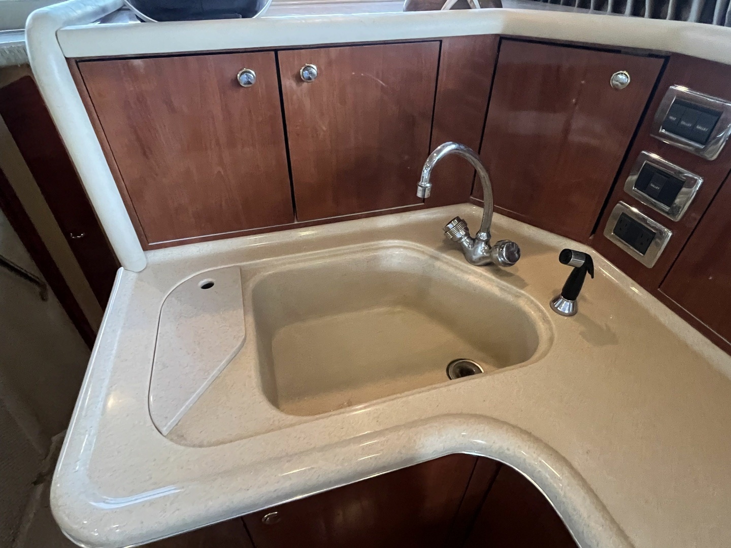 2003 Sea Ray 480 Sedan Bridge - Image 32