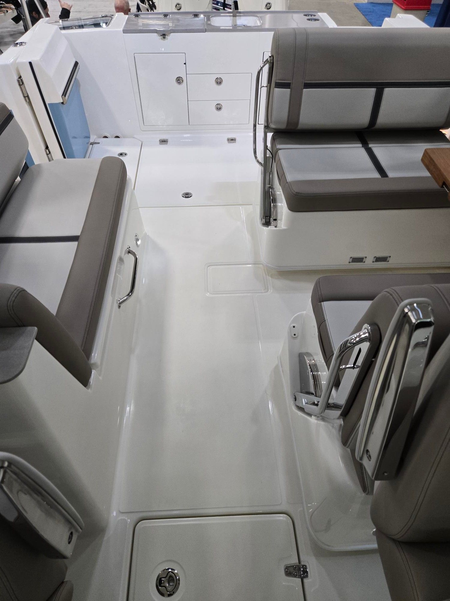 2026 Boston Whaler 330 Vantage - 32
