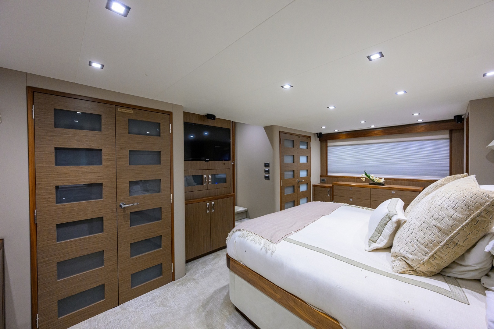 2013 Hatteras 80 Motor Yacht - Image 21