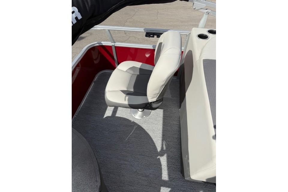 2026 Sun Tracker Bass Buggy 18 DLX boat seat, featuring beige upholstery and red paneling.