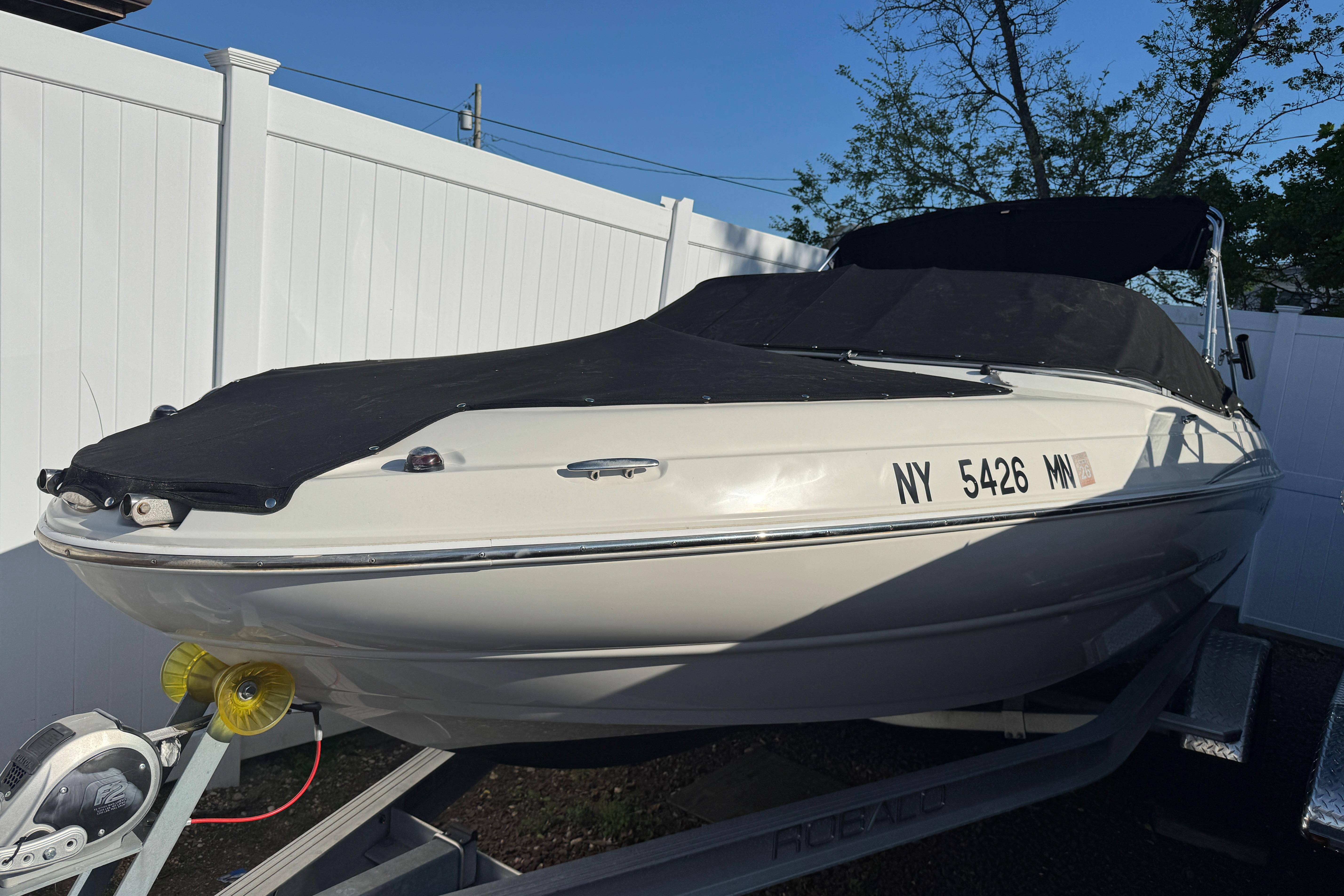 2018 Stingray 204 LR boat on trailer, covered, with registration number NY 5426 MM.