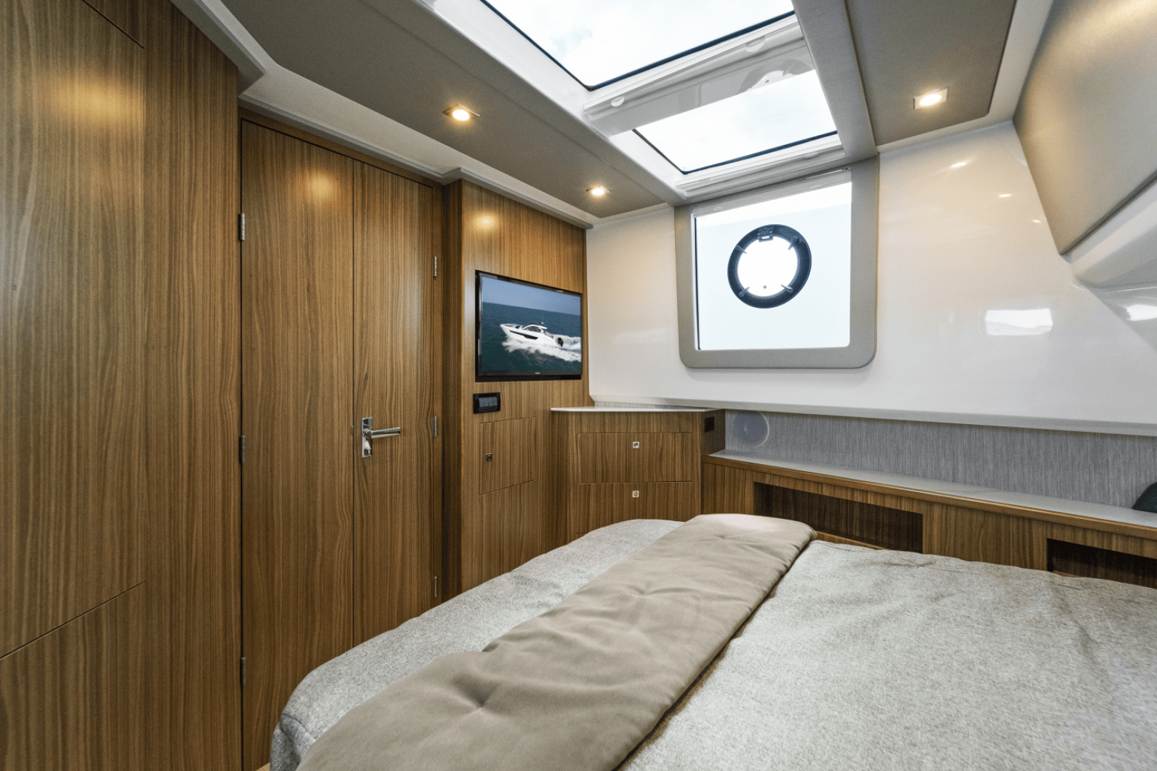 2026 Cruisers Yachts 50GLS OB - Image 43