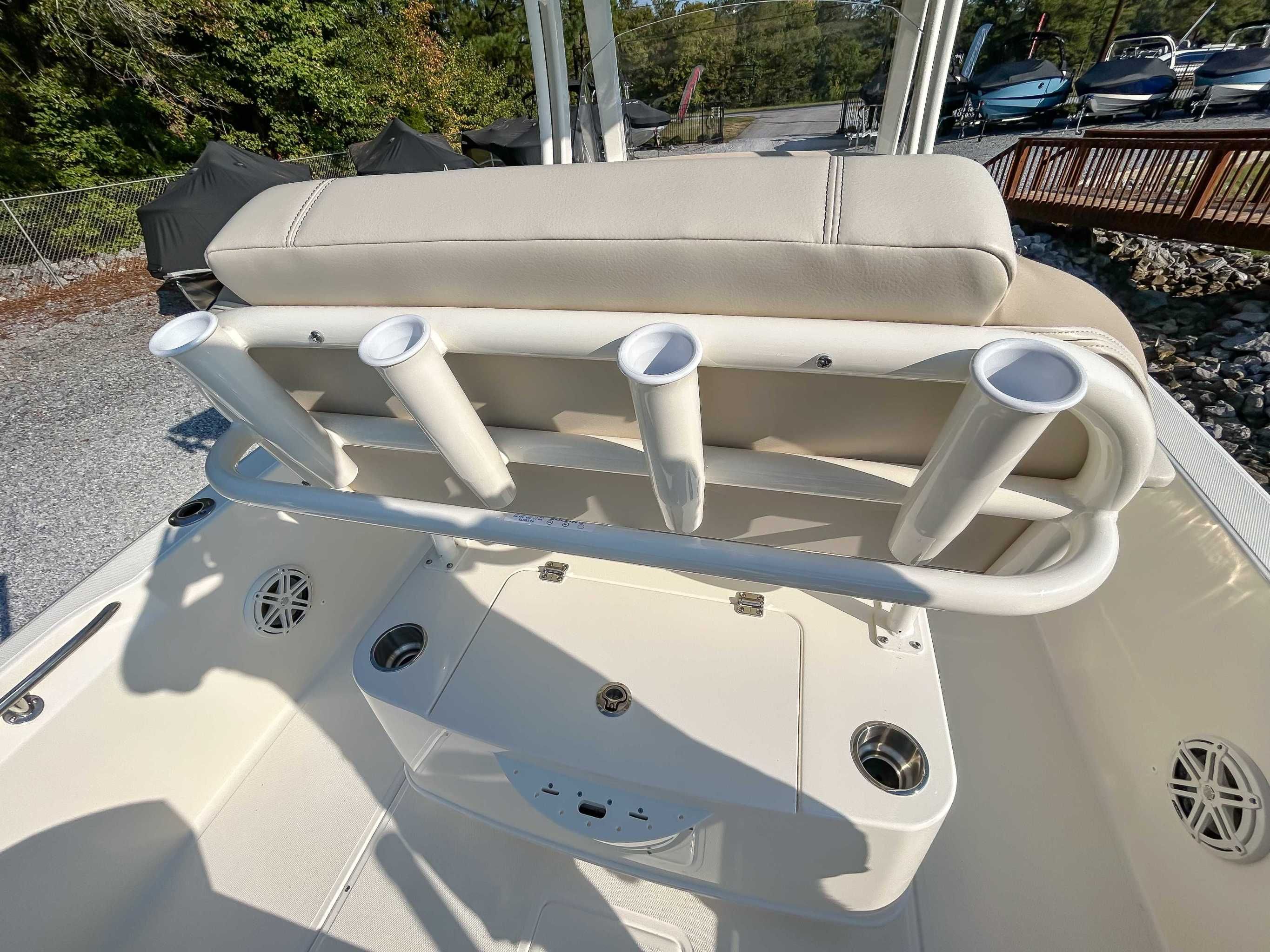 2026 Boston Whaler 220 Dauntless - 10