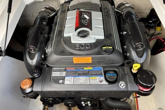 2021 Chaparral 21 SSi boat engine, featuring a Mercury 4.5L 200 horsepower motor.