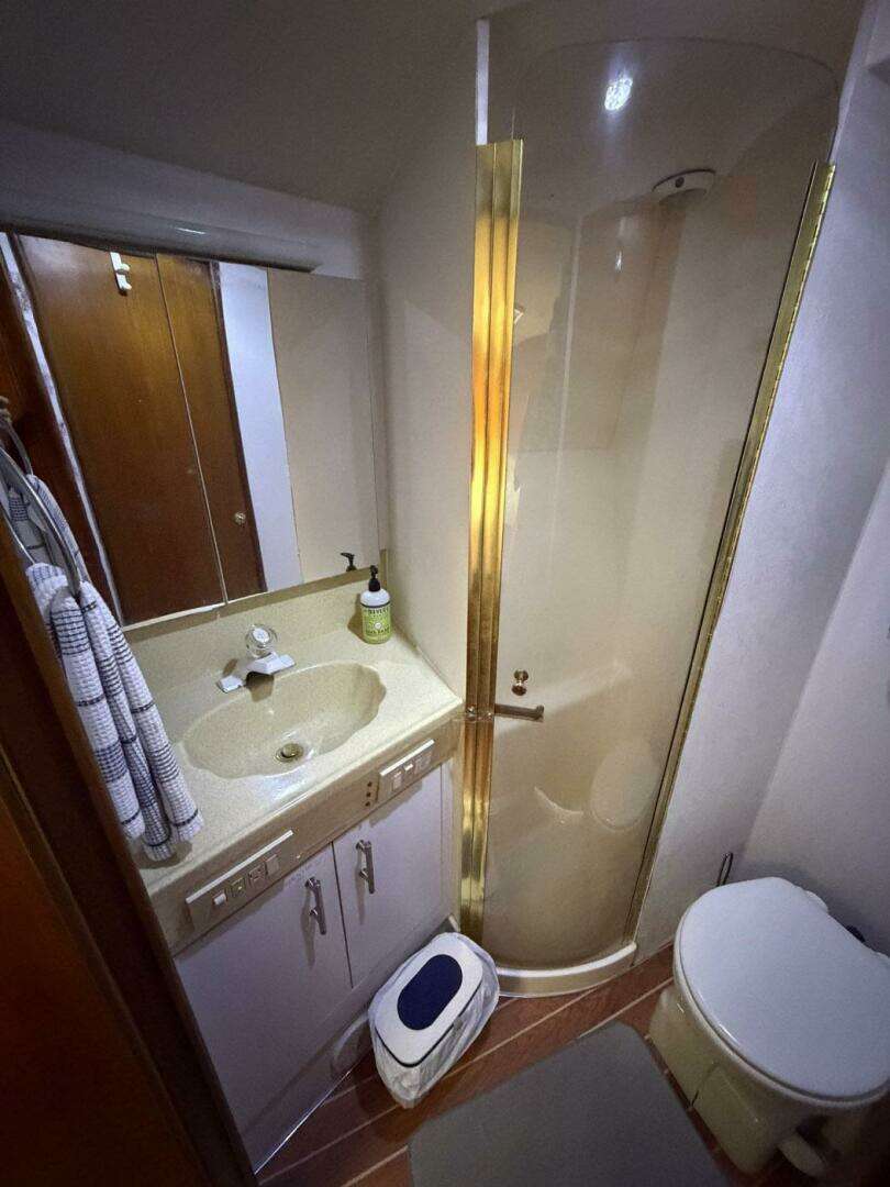 2001 Ocean Yachts 40 Express Bridge - Image 23