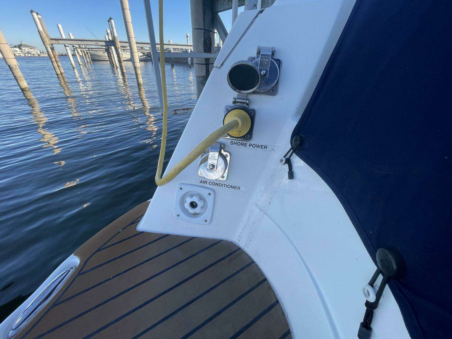 2016 Rinker 310 Express - Image 8