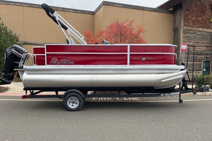2026 Sun Tracker Party Barge 18 DLX