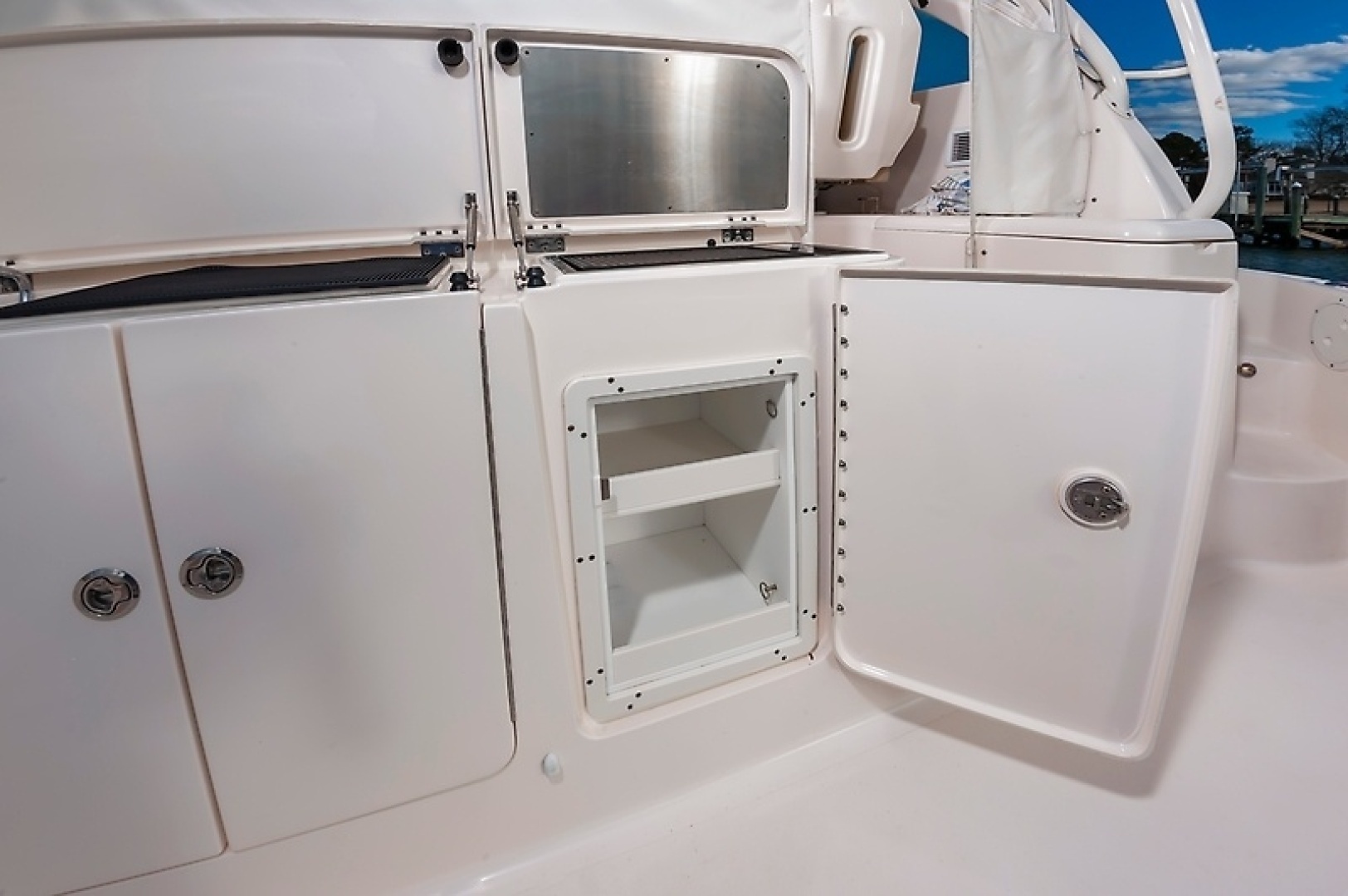 2015 Pursuit 385 OS - Image 13