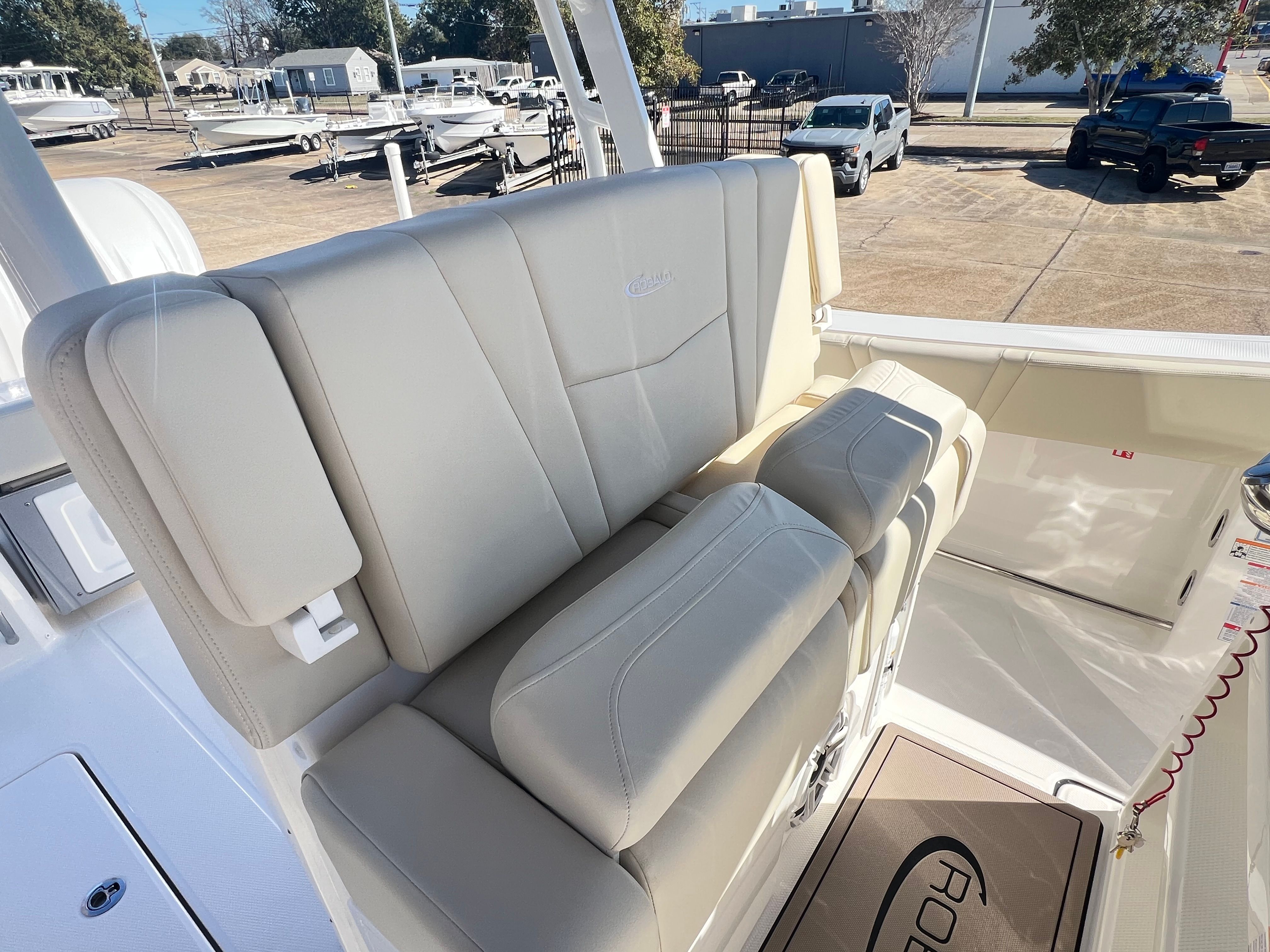 2026 Robalo R270 Center Console - 15