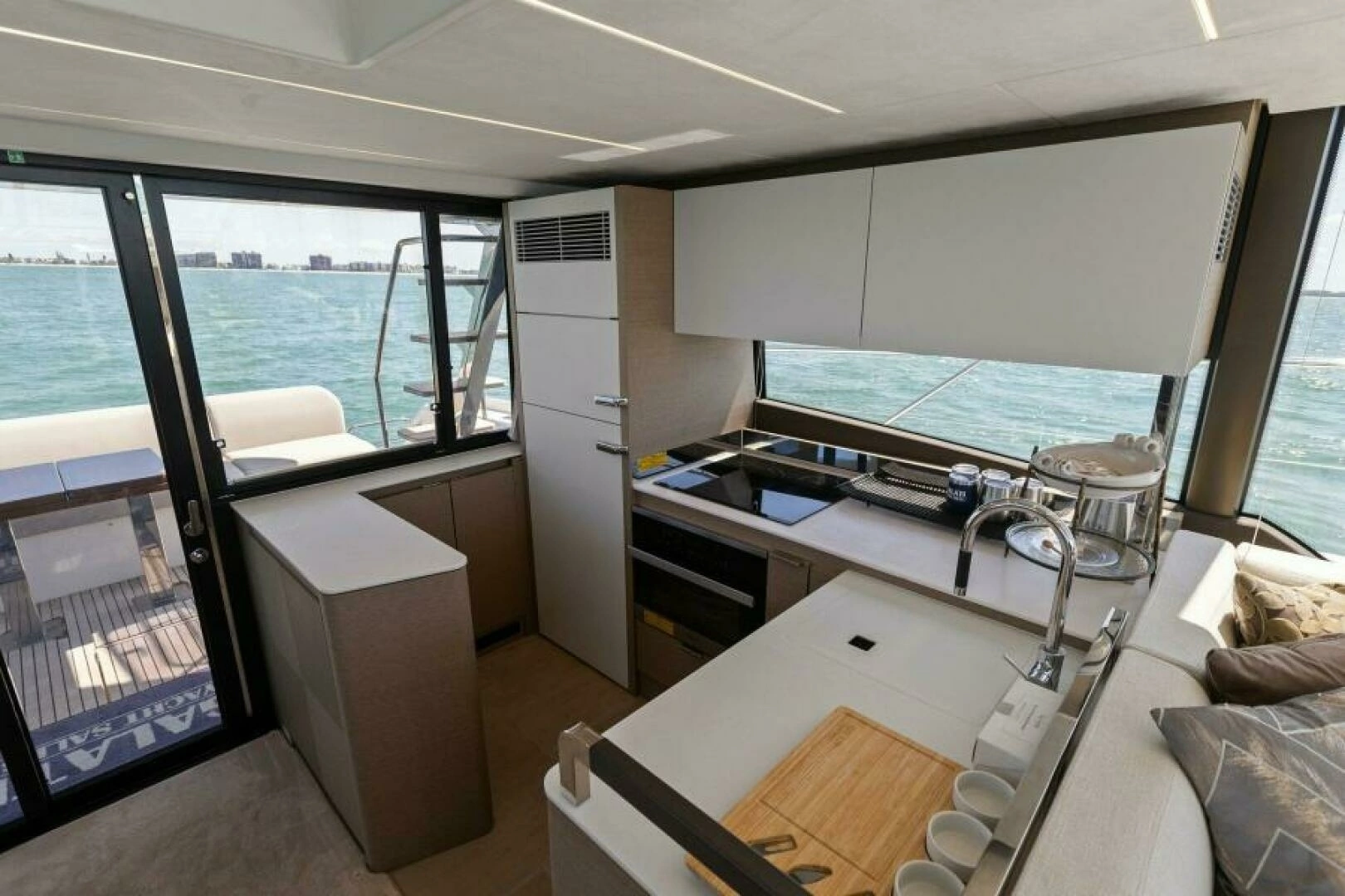 2022 Prestige 590 Flybridge - Image 12