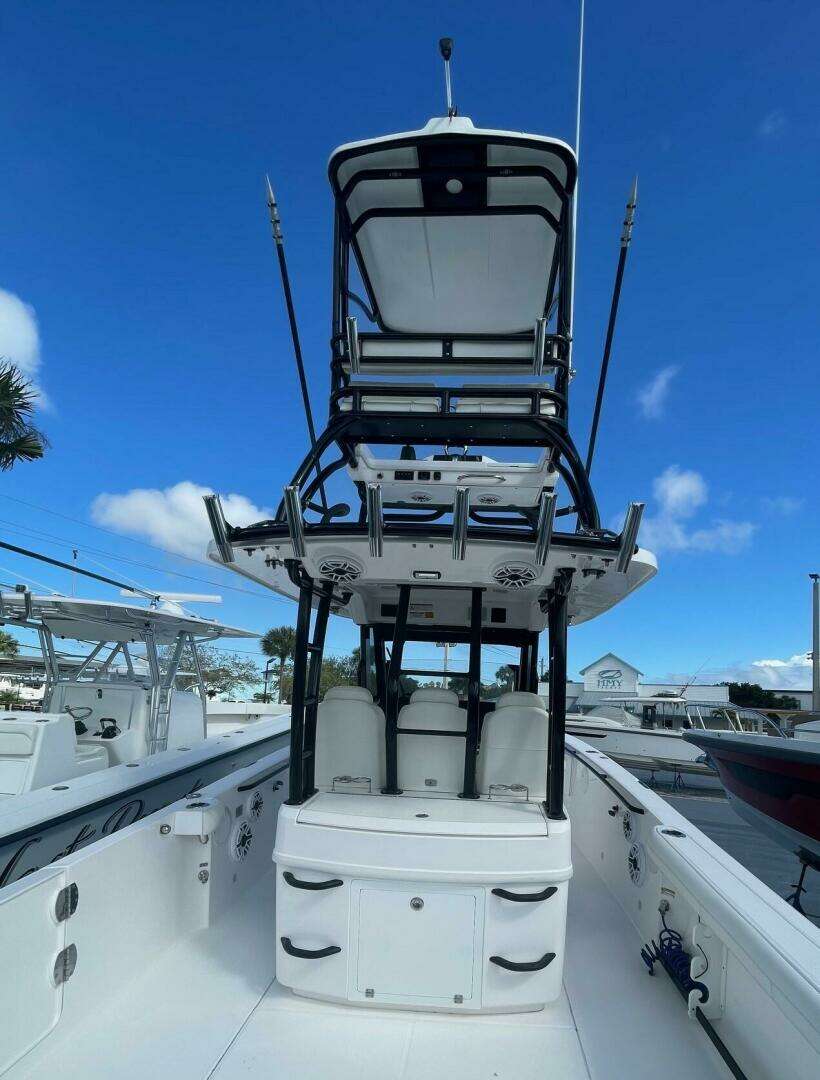 2022 Everglades 335 Center Console - Image 9