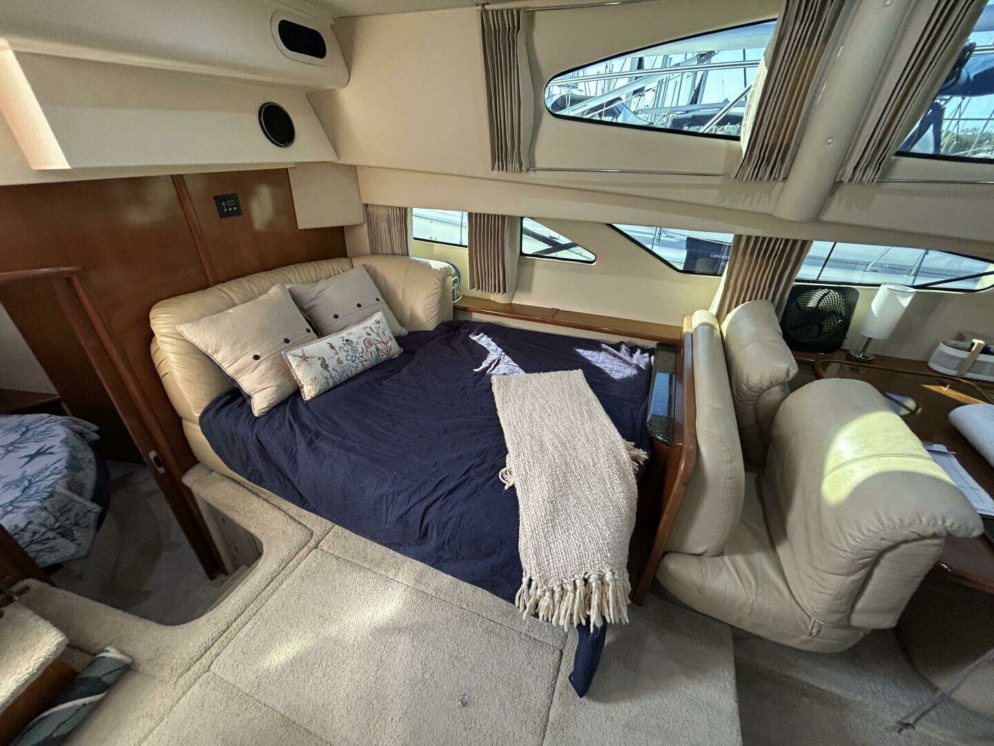 2005 Carver 366 MY - Image 31