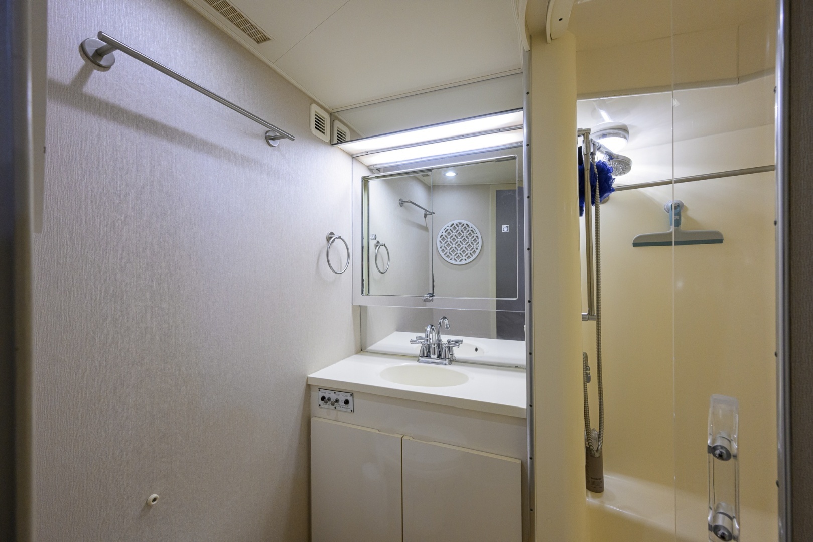 1992 Hatteras 46 Convertible - Image 37