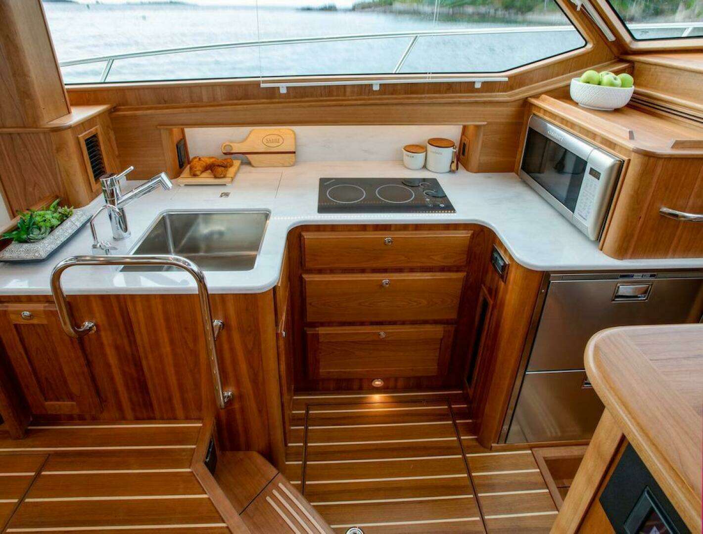 2027 Sabre 43 Salon Express - Image 24