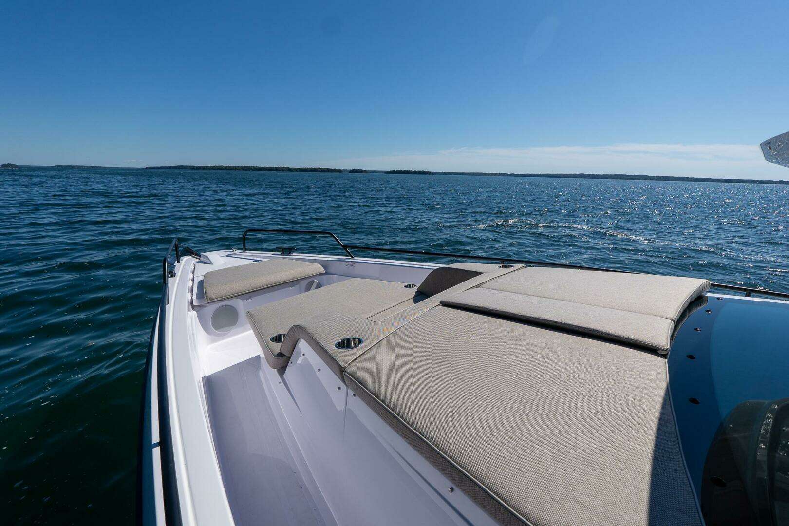 2025 Axopar Cross Cabin - Image 13