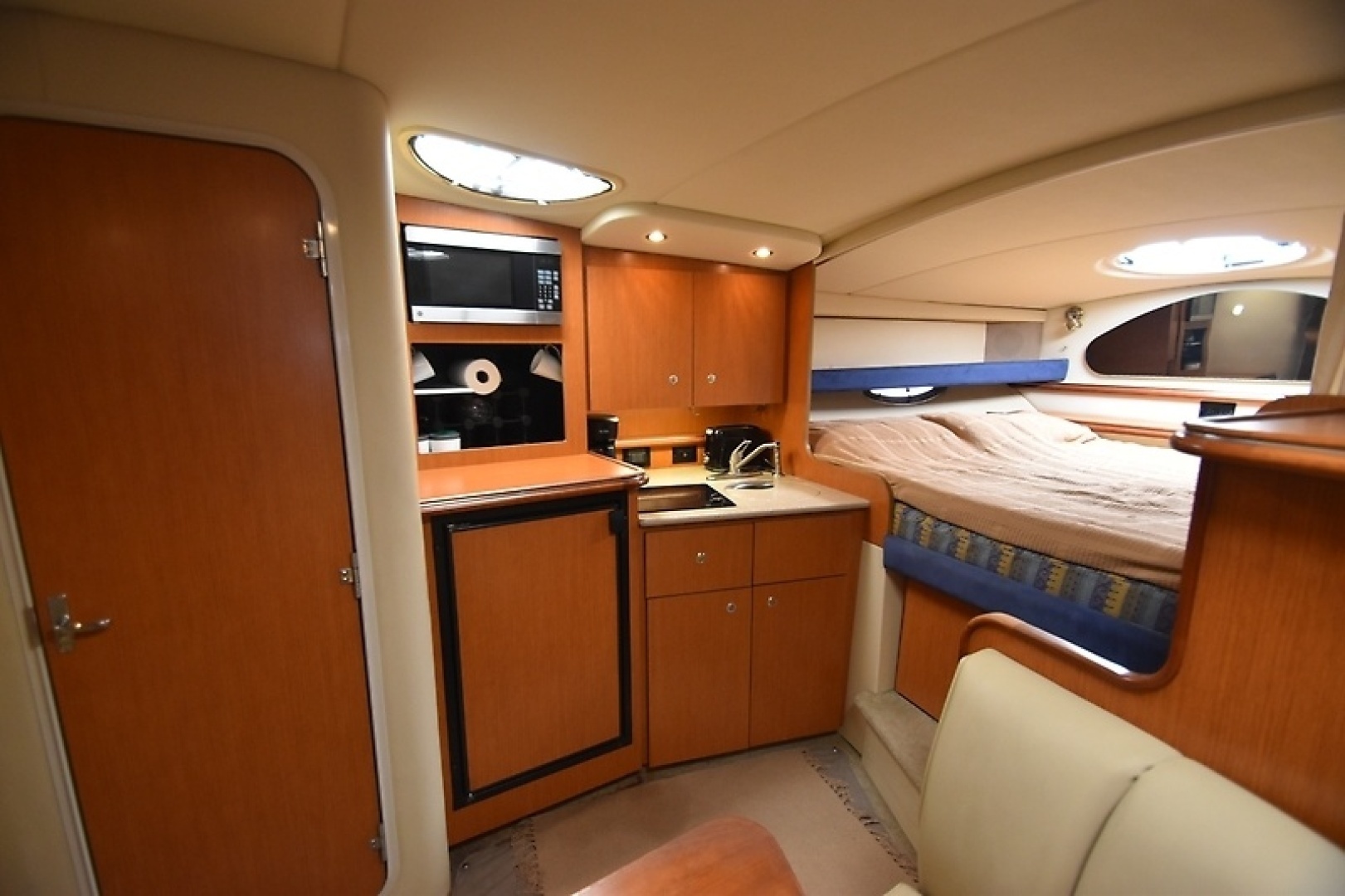 2004 Cruisers Yachts 320 Express - Image 10