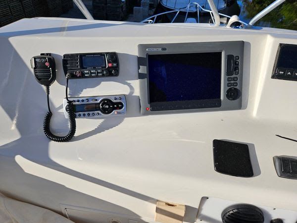 1995 Hatteras 39 Convertible - 13