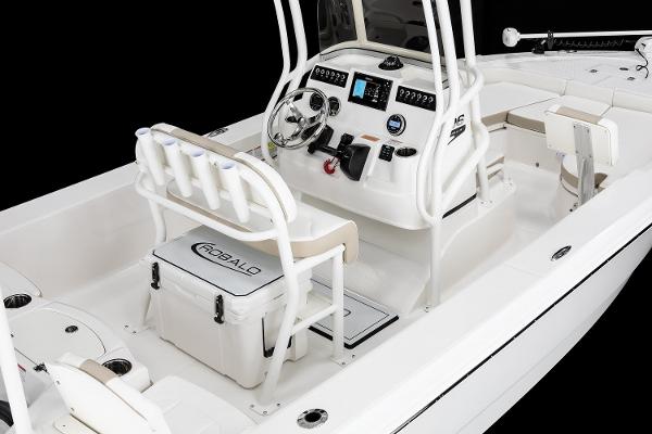 Manufacturer Provided Image: 2025 Robalo 206 Cayman boat interior with modern console and seating.