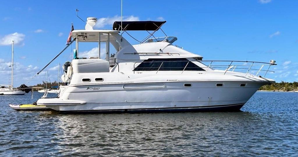 2001 Cruisers Yachts 3750 Motoryacht