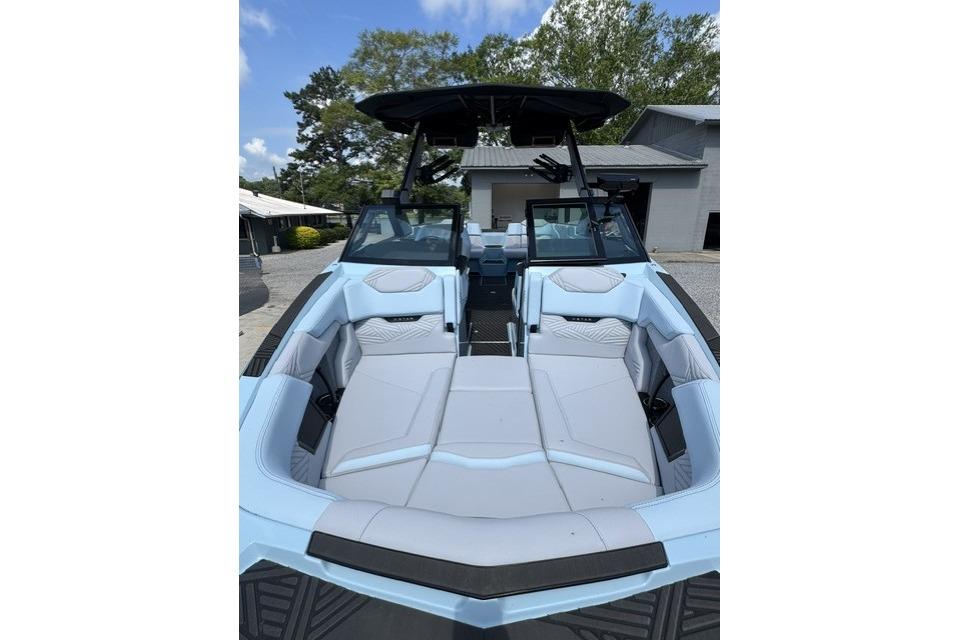 2026 MasterCraft XStar 25 boat with spacious seating and sleek design.