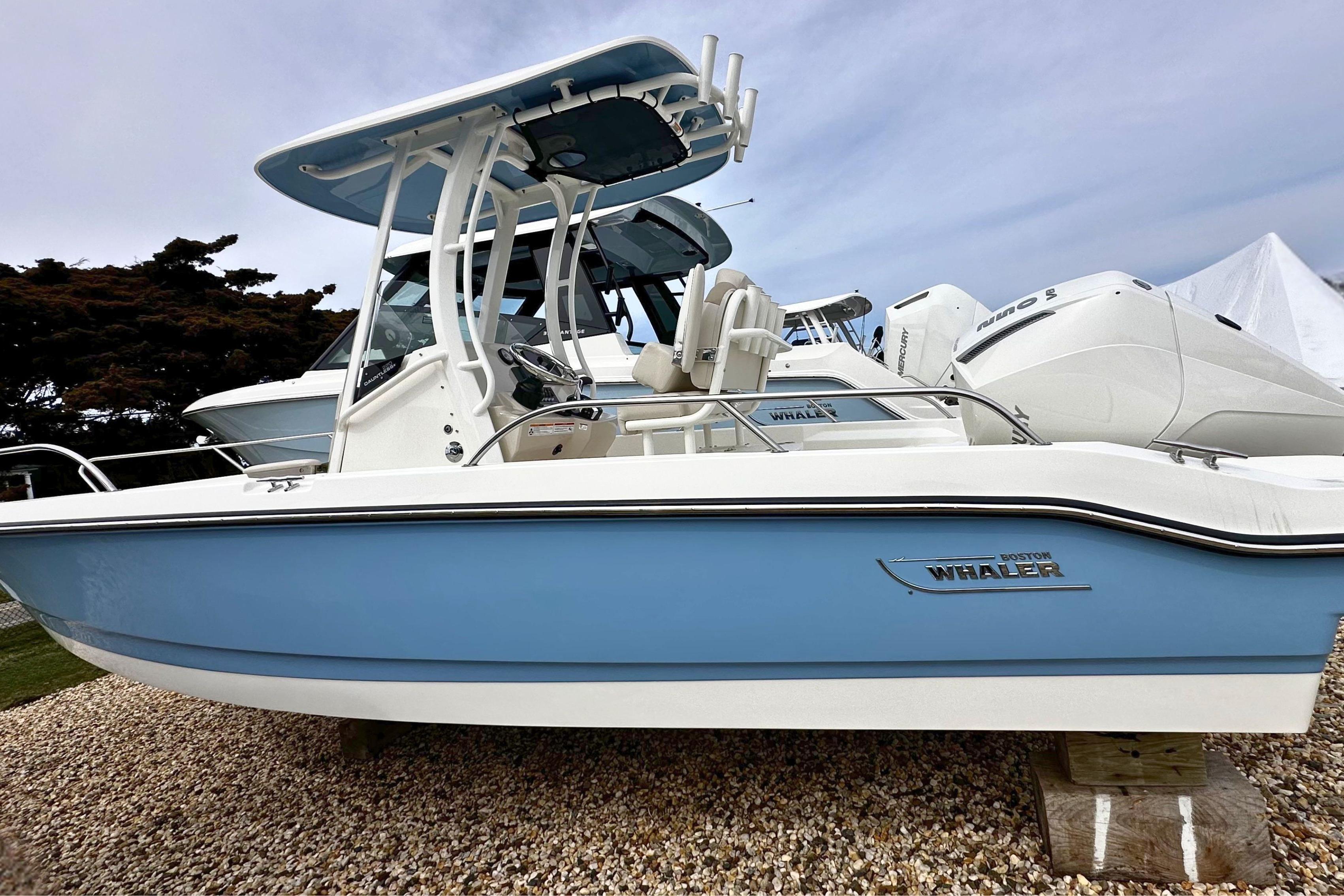 2026 Boston Whaler 220 Dauntless
