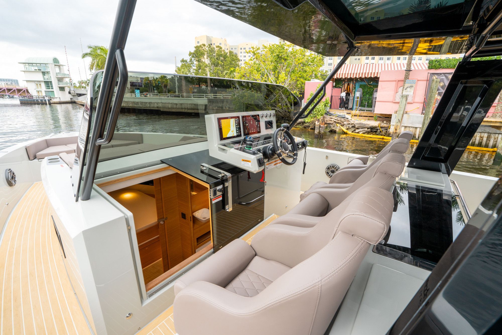 2025 De Antonio Yachts D42 Open - 24