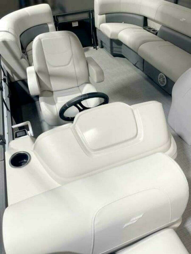 2024 Vision WX Tritoon - Image 12