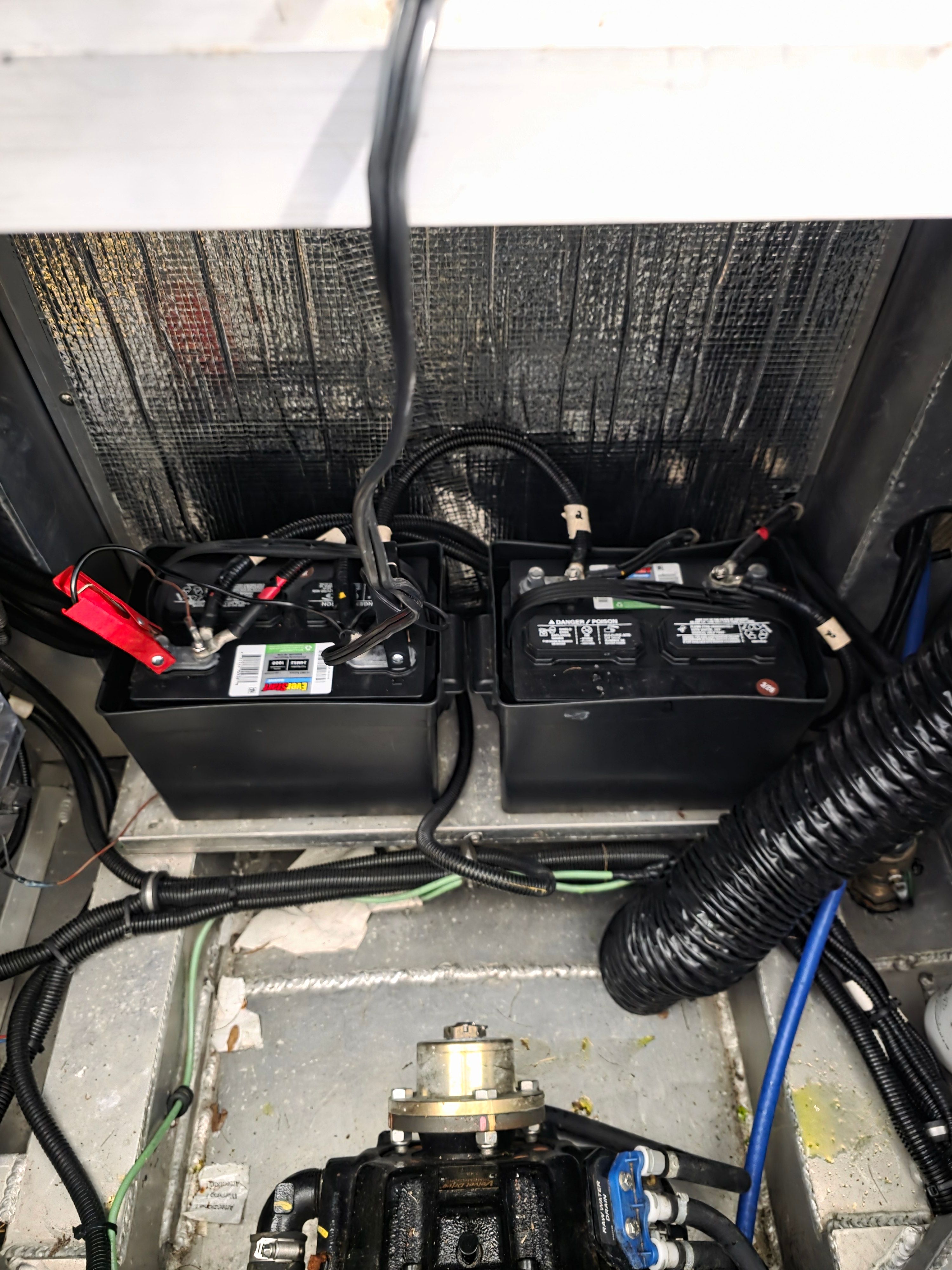Batteries in Montara SURF BOSS 25 boat, year 2021.