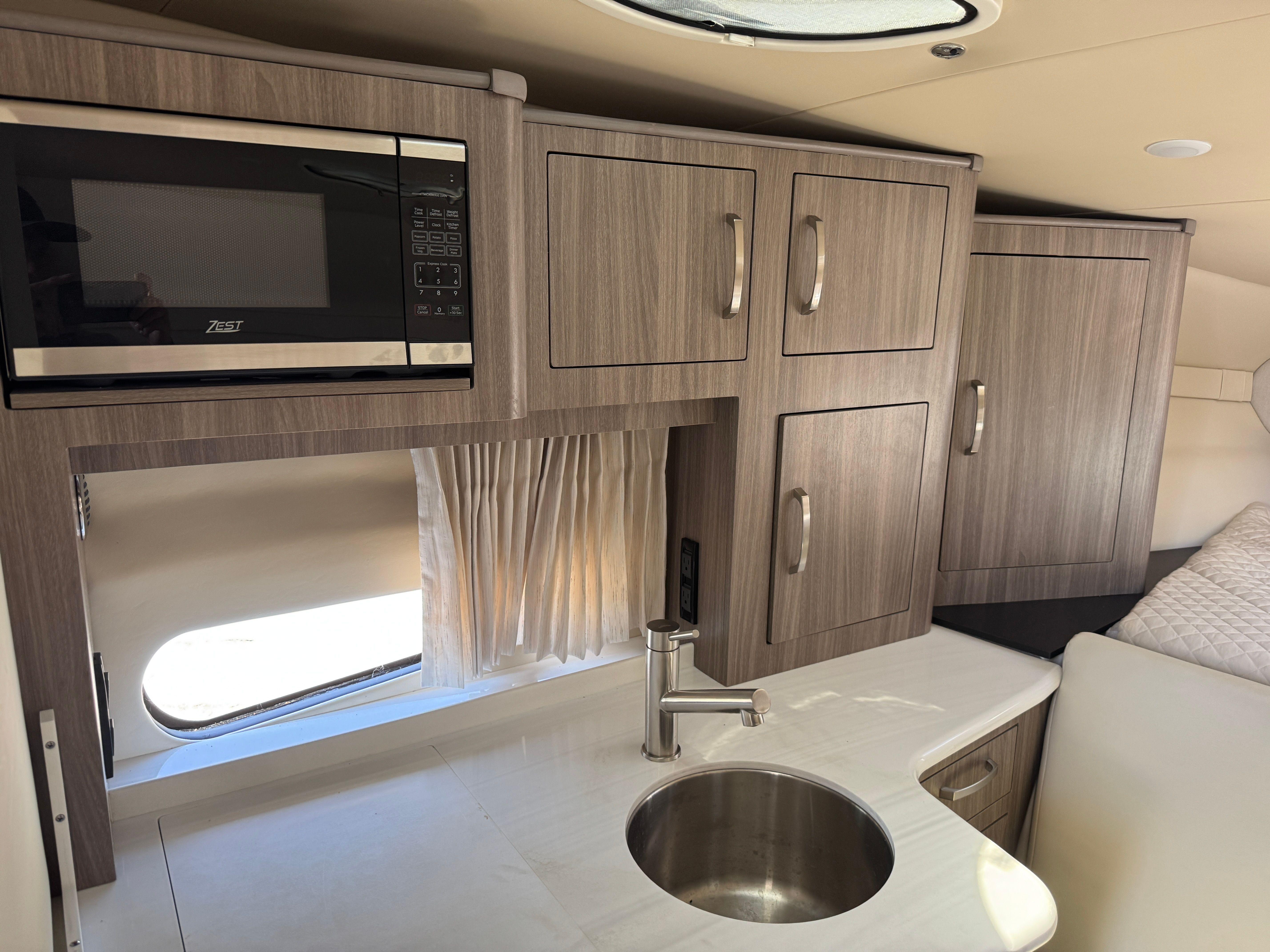 2023 REGAL 33 EXPRESS - Image 26