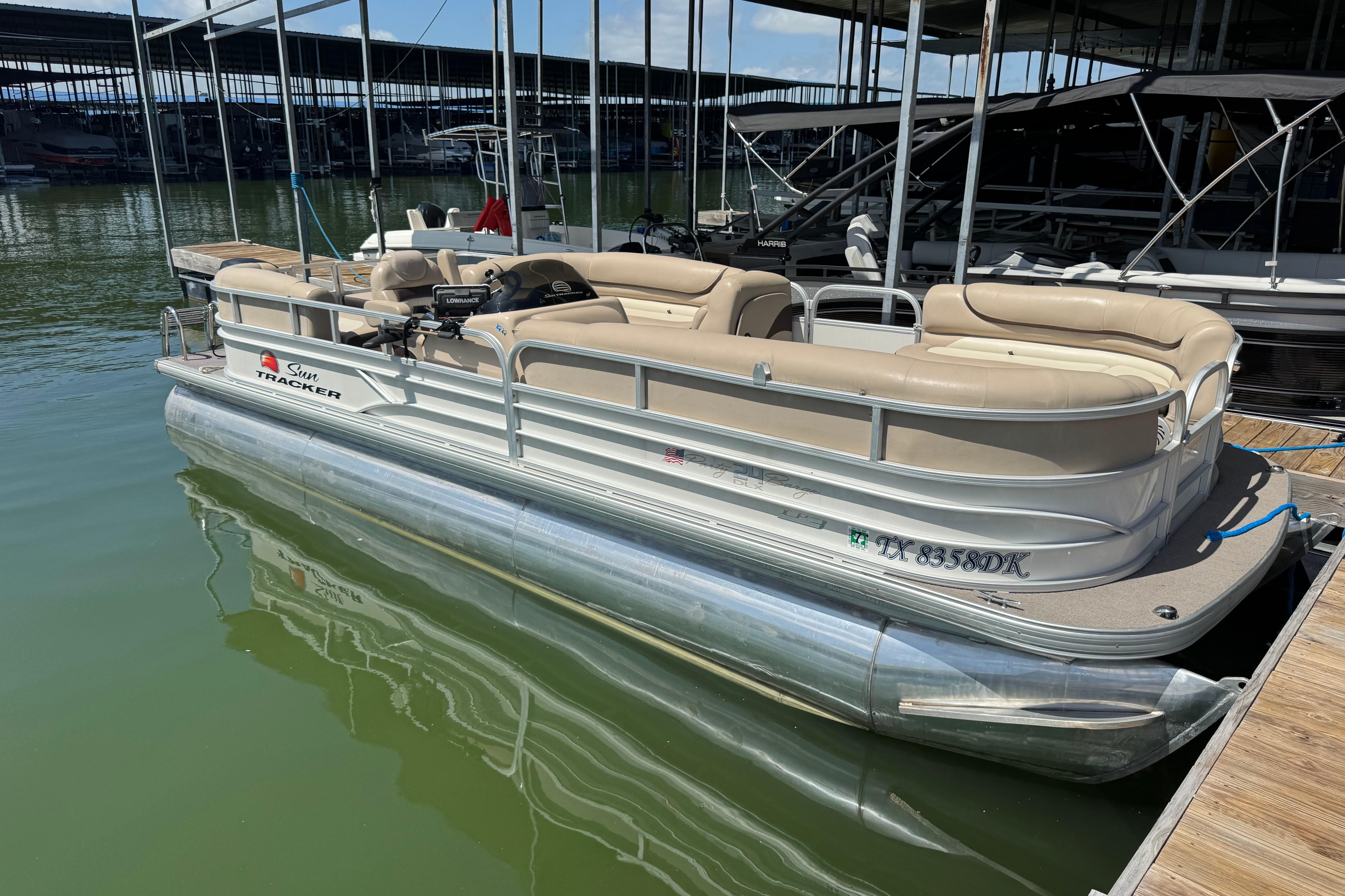 2016 Sun Tracker Party Barge 24 DLX