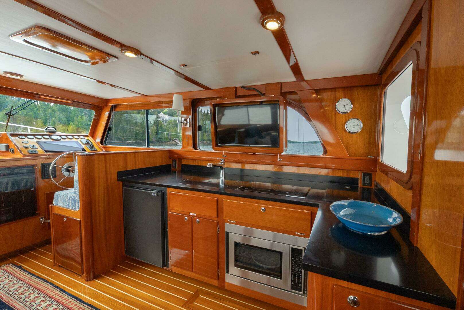 2019 Lowell Flybridge - Image 4