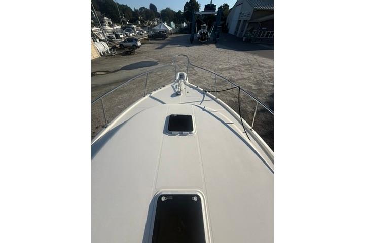 2010 Pursuit OS 375 Offshore boat deck view at marina.