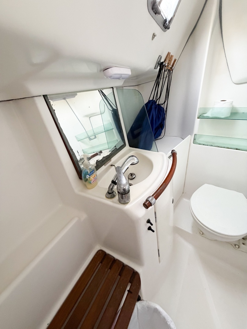 2007 Beneteau 323 - Image 11