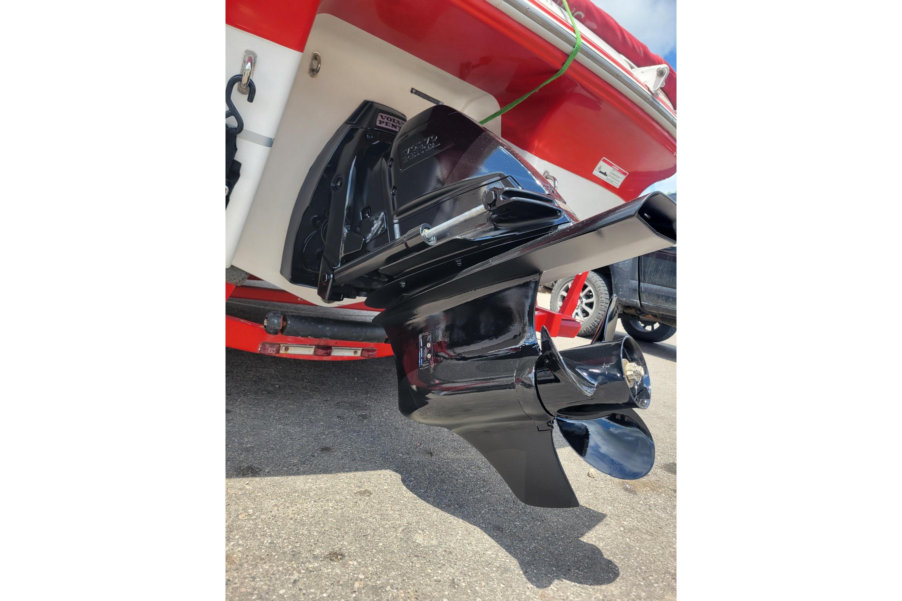 Rear view of a 2007 Four Winns 200 Horizon boat with a Volvo Penta outdrive.