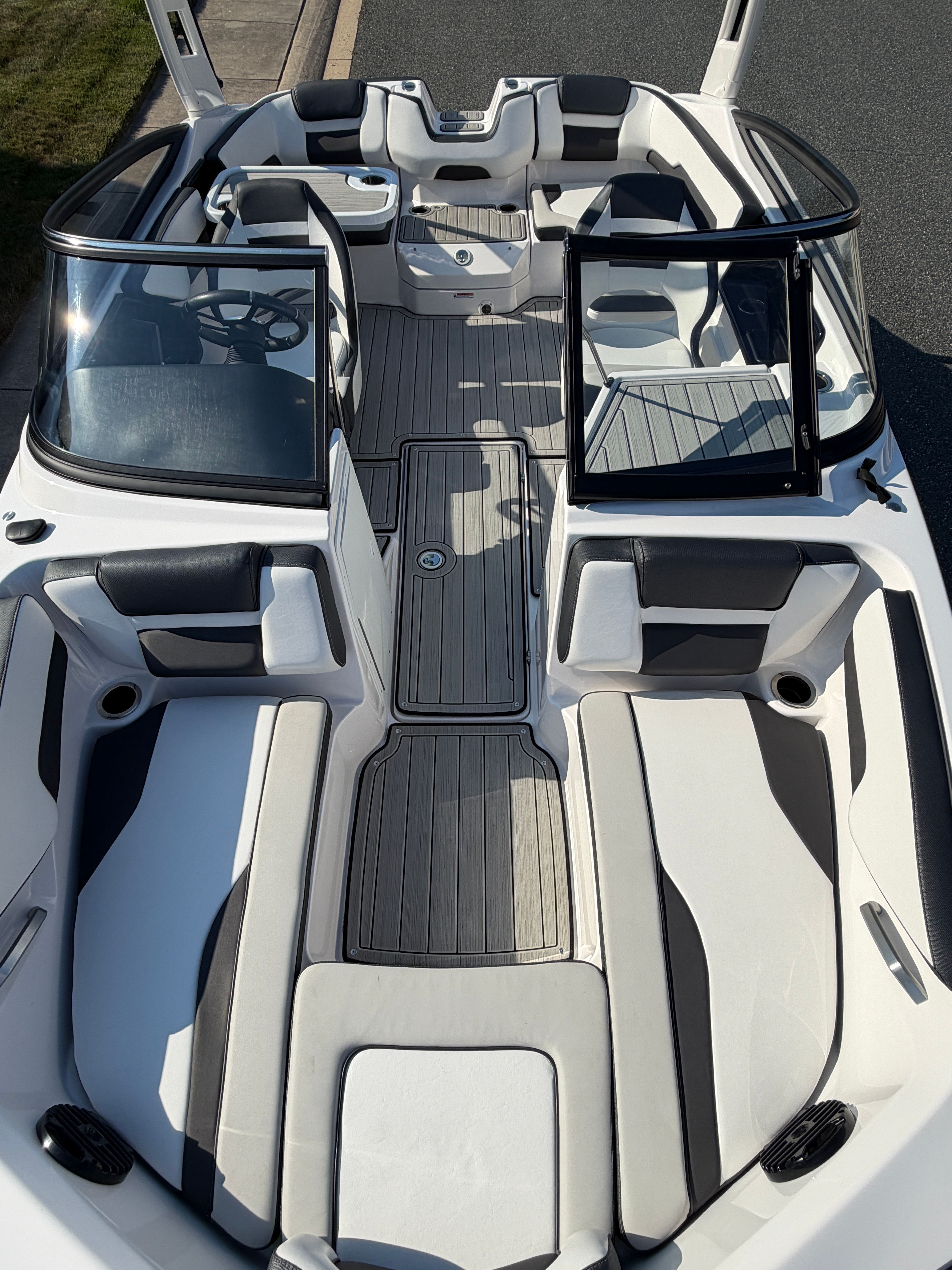 2023 Yamaha Boats 195S with stylish, modern interior and comfortable seating.