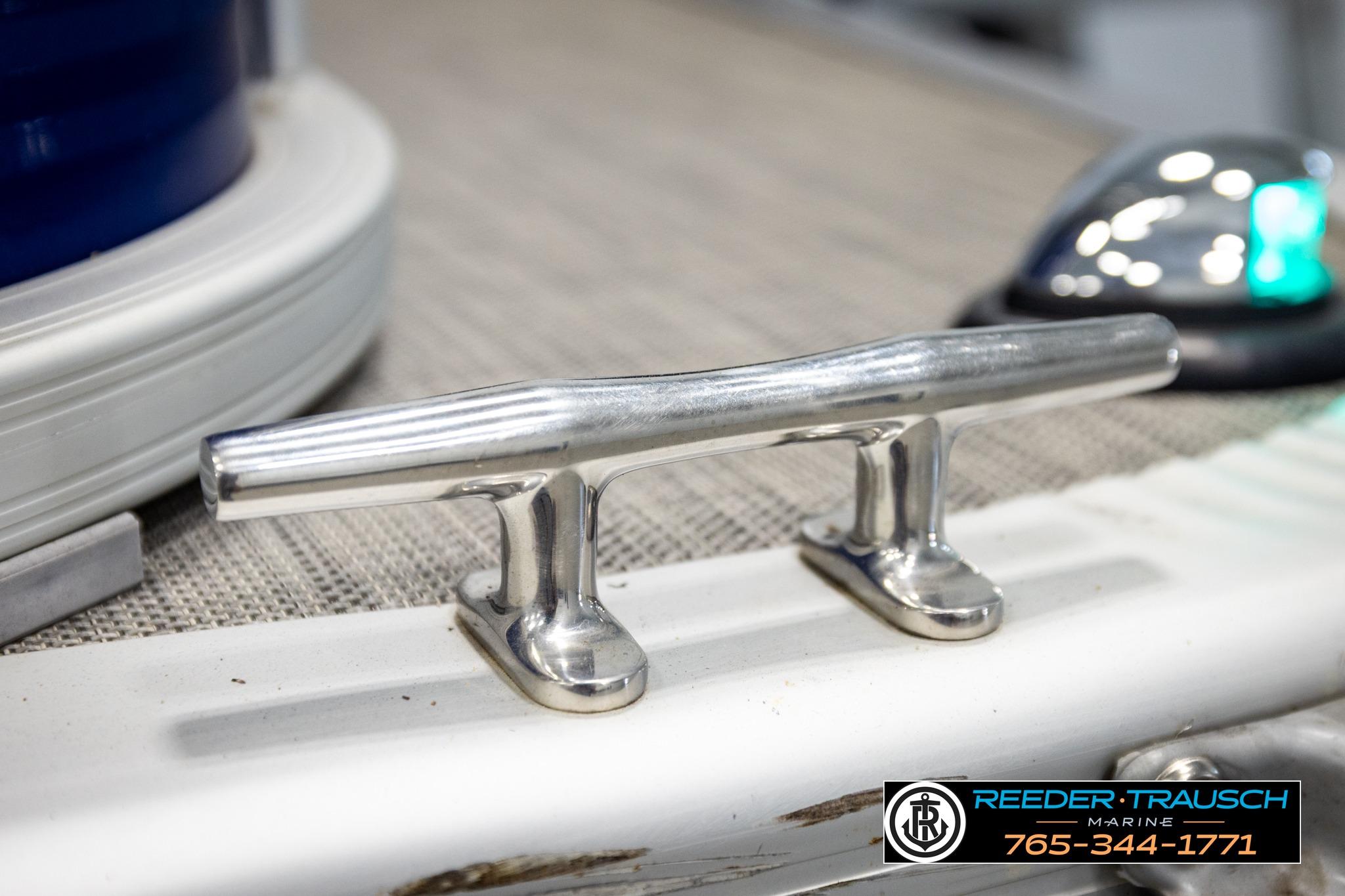 Close-up of a 2021 Bennington 20 SV boat cleat with Reeder-Trausch Marine logo.