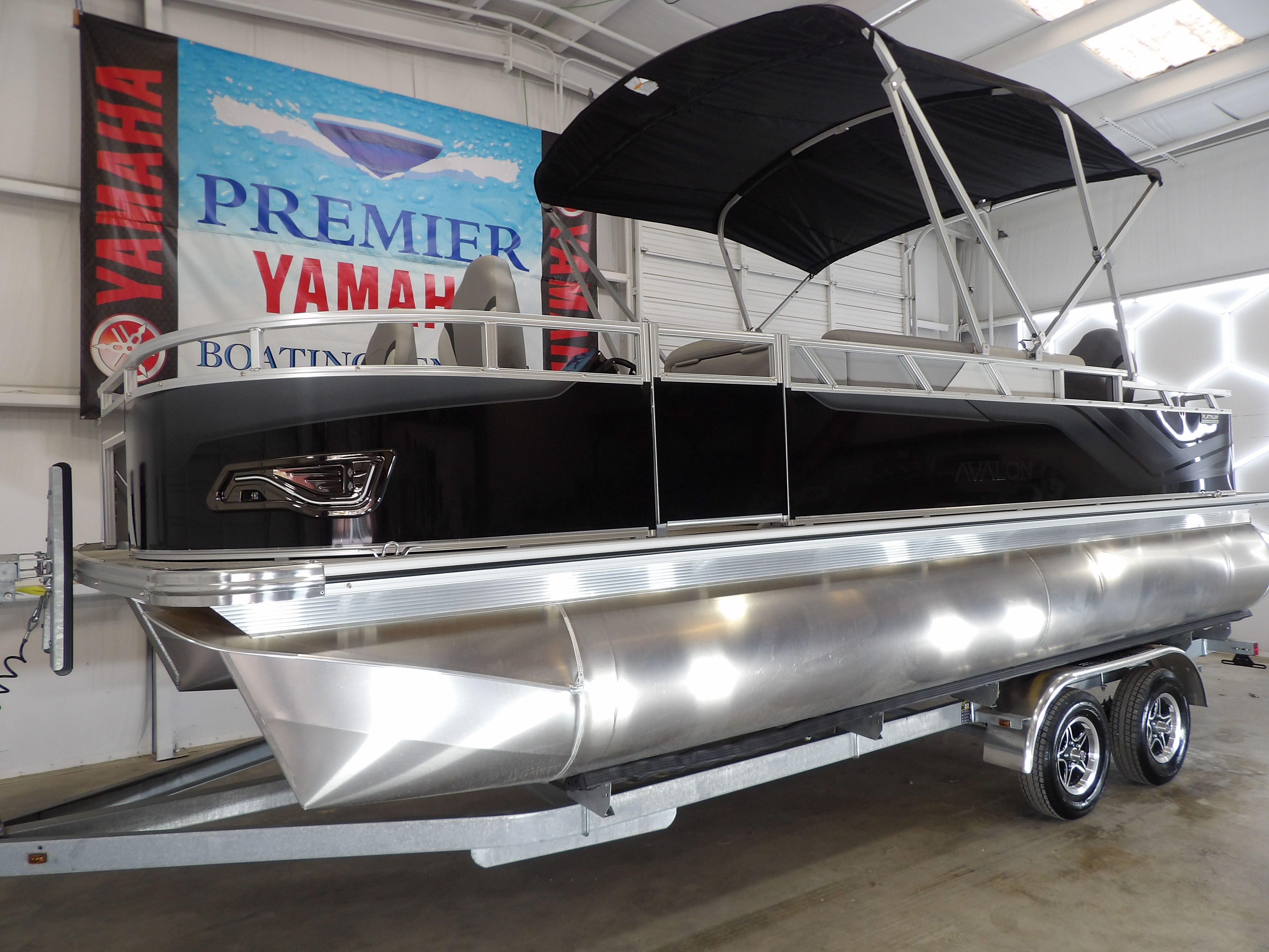 2026 Avalon Venture 85 Rear Fish - 21' - 14