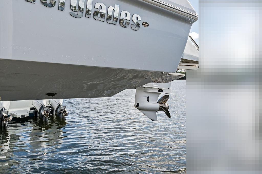 Everglades 243 Center Console 2023 boat hull and engines on water.