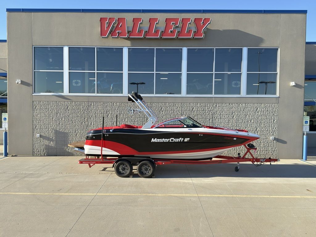 2019 MasterCraft XT22 - 2