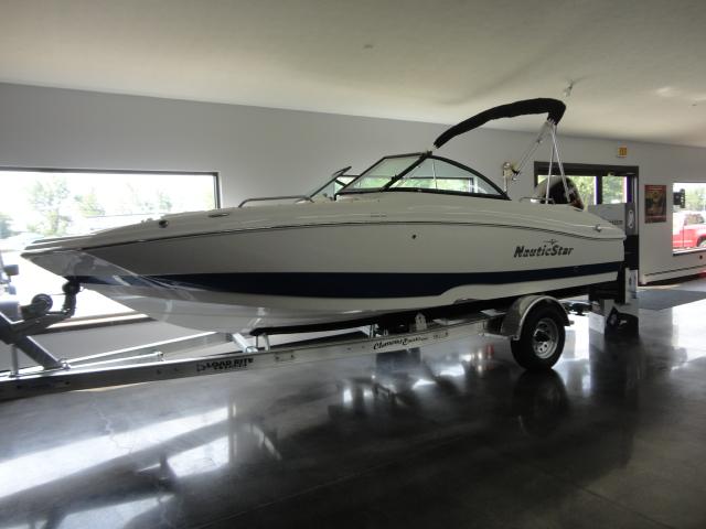 2022 NauticStar 203DC Sport Deck