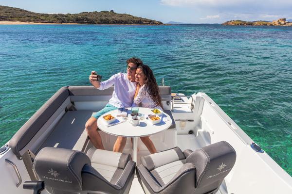Couple enjoying a meal on a 2023 Jeanneau Leader 6.5 CC S3 boat.