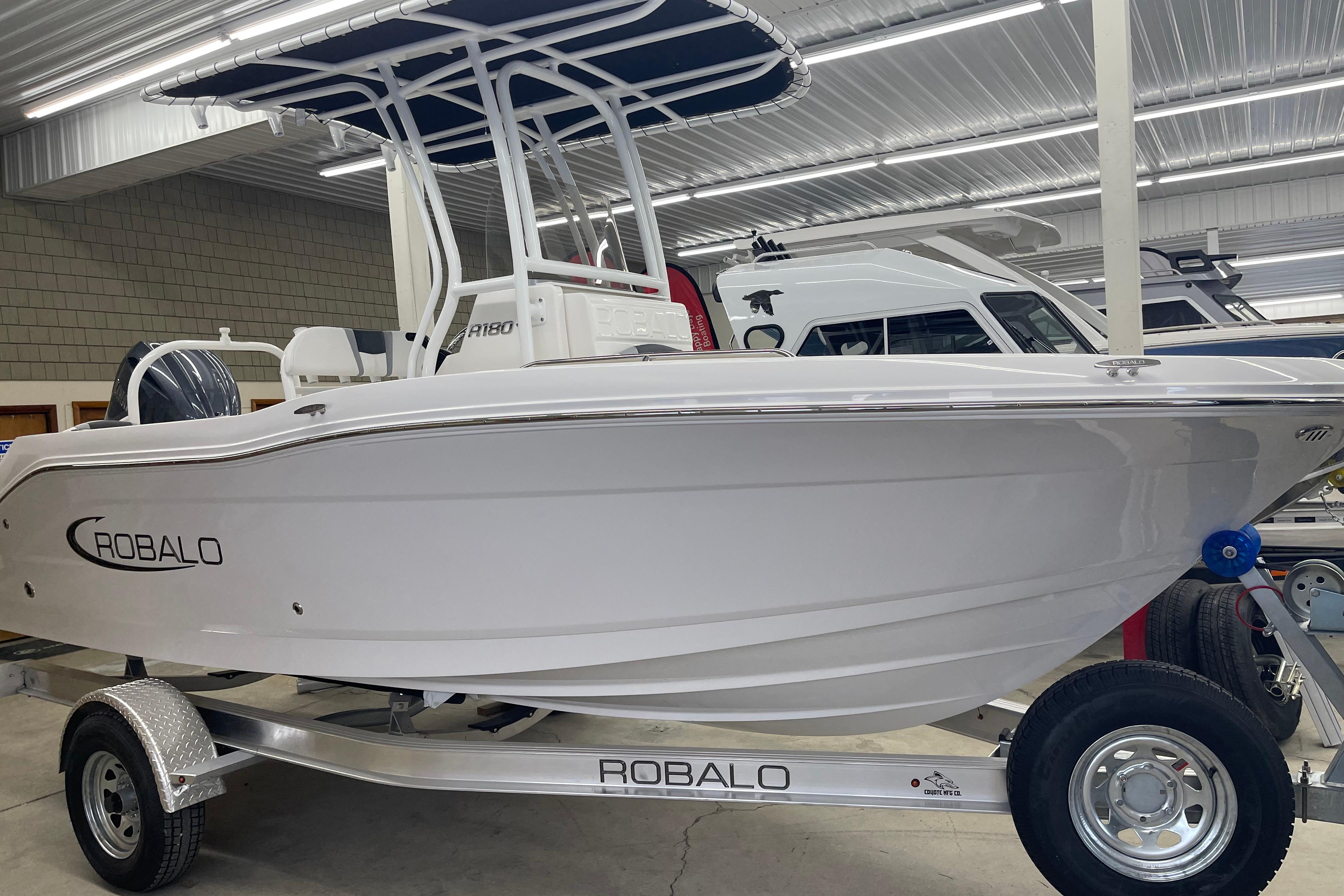 2026 Robalo R180 Center Console