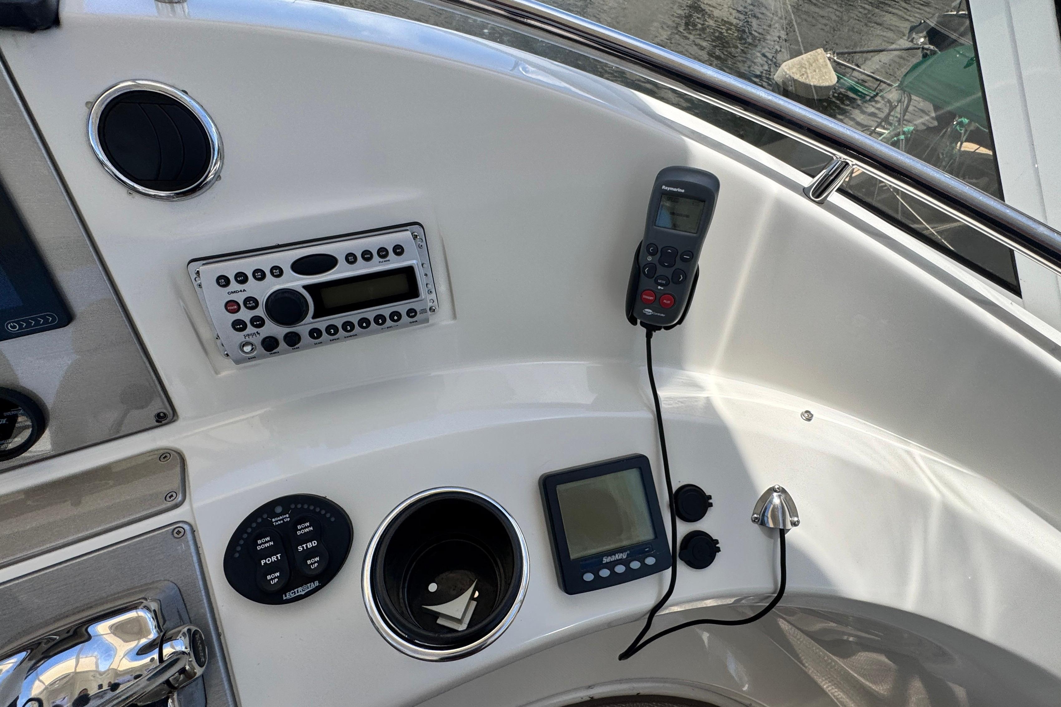 2007 Carver 47 Motor Yacht Navigation Equipment