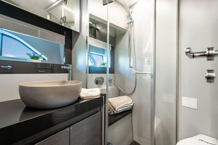 2018 Pershing 5x - Image 40